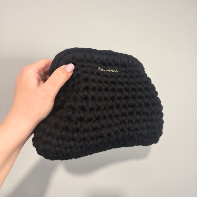 Χειροποίητη πλεκτή τσάντα σε μαύρο χρώμα